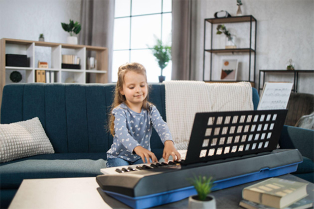 Ребенок учится играть на клавиатуре