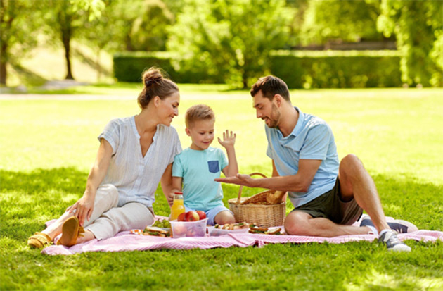 Ģimenes pikniks pie dabā