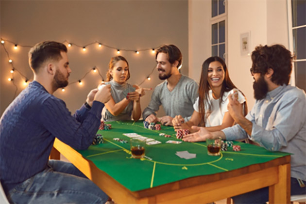 Pokera spele pie pokera galda ar draugiem