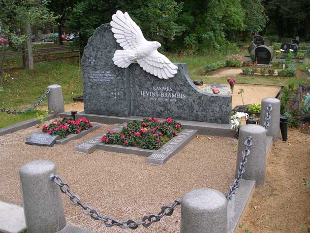 Skulpturāli kapu pieminekļi
