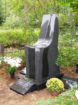 Sculptural tombstones