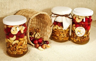 Riekstu-ogu medus muslis ir viens no iecienītākajiem produktiem svētku laikā. Riekstu-ogu medus muslis gatavots no Indijas riekstiem, lielogu dzērvenēm, valriekstiem un dabiska ziedu medus.