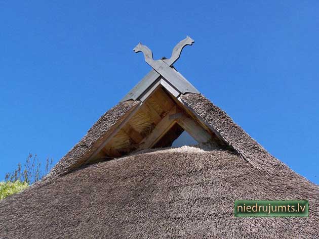 Cedar roof laying 