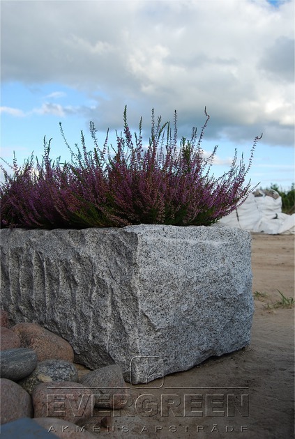 Dažādu izmēru granīta un citu dabīgā akmens veidu puķu, augu kastes, podi