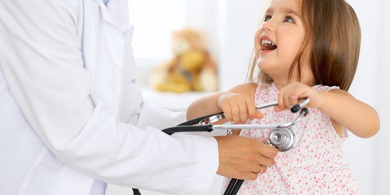 strazda-i-arsta-pediatra-prakseshutterstock-508217206-1920w-1-800x400.jpg