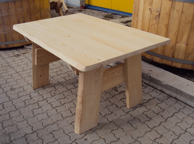 
	Sausa priedes materiāla galds izmēra 150x100cm. Varam izgatavot solus ar vai bez atzvelknēm.
