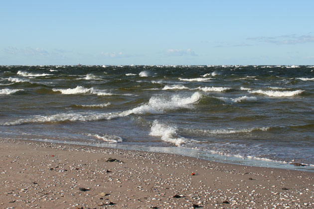 Interesanti vērot kā satiekas Baltijas jūras un Rīgas jūras līča viļņi.