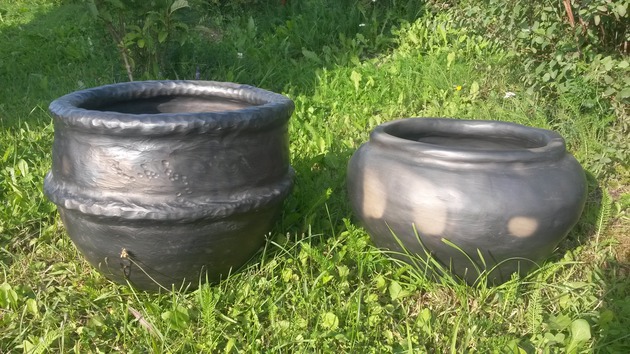 Šos un citus lielus puķu podus, vāzes iespējams iegādāties Rīgā veikalā Pienene.#‎pottery ‪#‎ceramic ‪#‎woodfired #‎travel #workshop#art #keramika