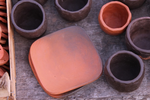 Svečturi. Izgatavoti no Latvijas brūnā māla. Nav glazēti. Svēpētā keramika, slāpētā keramika, melnā keramika, roku darbs, hand made, craftman, ceramica, food fired, Latvia, Kandavas keramikas ceplis