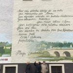 15.09.2019. dzejnieki: Uldis Auseklis, Guntars Račs un Knuts Skujenieks pie Maijas Laukmanes dzejas sienas.