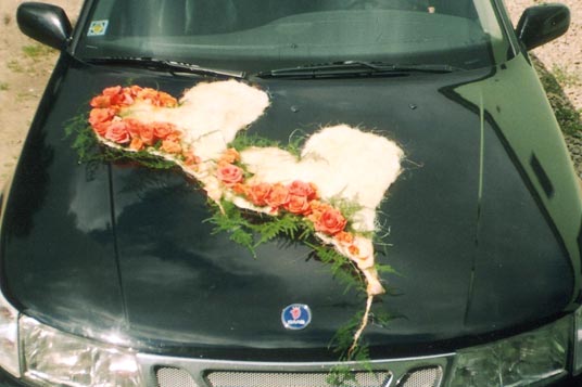 Floristische Präsentation von Autos, Dekoration