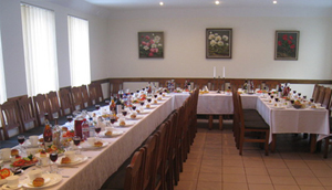 Zem spārna, kafejnīca