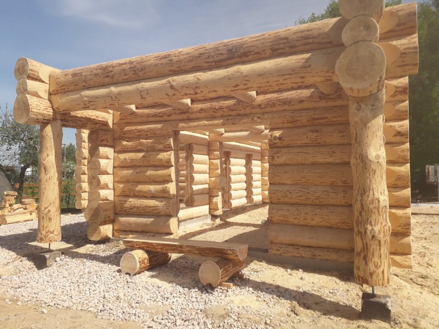 Making log houses