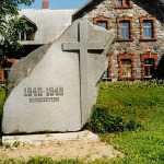 Tombstones of sawn stone plates