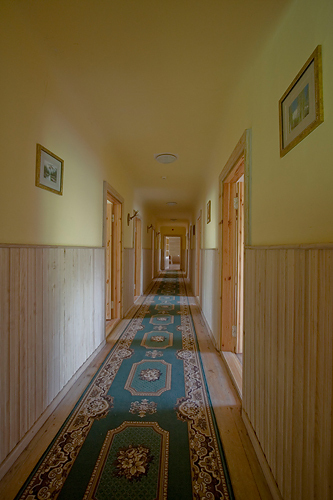 Koridors moteļa otrajā stāvā, kura abās pusēs atrodas numuriņi viesiem. Koridora galā atrodas svinību telpas.