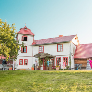 Bitītes, viesu māja