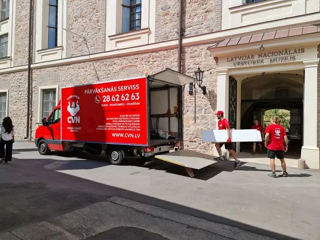 Transportation of museum, exhibition exhibits