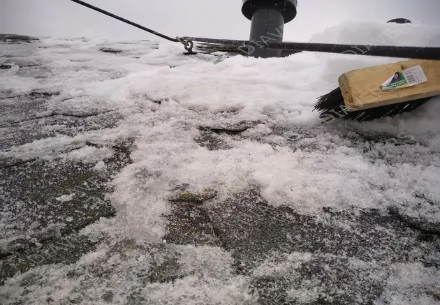 Cleaning roofs from ice, icicles