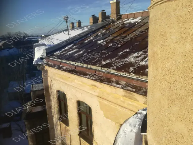 Cleaning roofs from ice, icicles