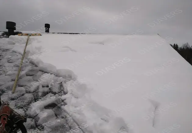 Cleaning roofs from ice, icicles