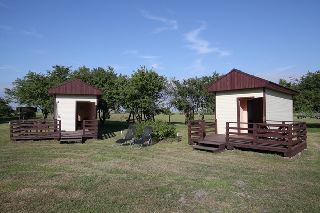 2 kleine Ferienhäuser mit vier Einzelbetten und eine Terrasse.