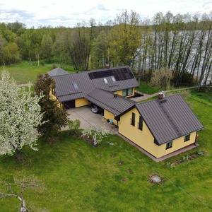 Ezermalas, brīvdienu māja