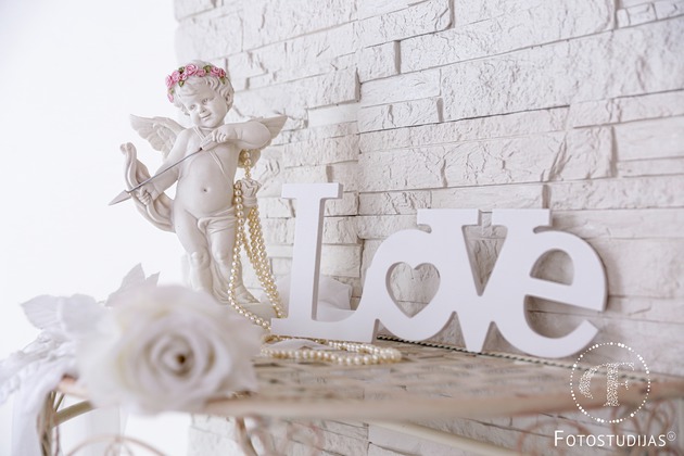 Romantiskas dekorācijas Valentīndienas fotostudijā