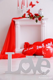 Romantiskas dekorācijas Valentīndienas fotostudijā