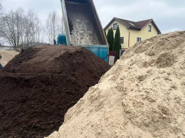 * Dolomīta šķembu (visas frakcijas), drupinātu būvgružu, frēzēta asfalta, oļu, smilts, grants, melnzemes piegāde * Izraktās grunts izvešana