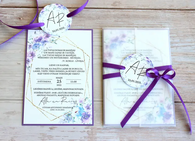 Kāzu ielūgumi ar akvareļa ziedu ilustrācijām violetos un ceriņu toņos. 
Smalkie ziedu motīvi un zeltītā ģeometriskā līnija piešķir dizainam 
izsmalcinātu un mūsdienīgu noskaņu. Ielūgums ievietots caurspīdīgā 
aploksnē un papildināts ar piesātināti violetu satīna lenti un 
personalizētu šiltīti, radot harmonisku un svinīgu koptēlu. Lieliska 
izvēle romantiskām, elegantām vai bohēmiskām kāzām, kur svarīga ir krāsu
 saskaņa un pārdomātas detaļas. Dizainu katalogs: www.invite.lv. Pasūtīt iespējams pa tel.: 26162047, e-mail agnese@invite.lv. Kāzu ielūgumi,
Ielūgumi uz kāzām, Kāzu kartiņas, Kāzu ielūgumu dizains, Ekskluzīvi kāzu
ielūgumi, Pasūtīt kāzu ielūgumus, Kāzu ielūgumu druka, Kāzu ielūgumi ar
fotogrāfiju, Skaisti kāzu ielūgumi, Individuāli kāzu ielūgumi, Kur iegādāties
kāzu ielūgumus, Lēti kāzu ielūgumi, Teksts kāzu ielūgumiem, Kāzu ielūgumu
teksti, Dzimšanas dienas ielūgumi, Ielūgumi dzimšanas dienai, Jubilejas
ielūgumi, Ielūgumi jubilejai, Kāzu jubilejas ielūgumi, Ielūgumi kāzu jubilejai