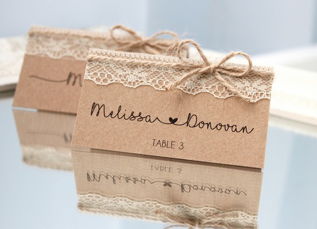 svinību galda noformējums: galda kartes kāzām, galda kartes dzimšanas 
dienai, pateicības dāvaniņas viesiem, galdu numerācijas kartes, galdu 
nosaukumi un ēdienkartes