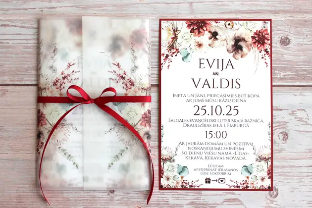 Kāzu ielūgumi ar smalkām akvareļa ziedu ilustrācijām un rudenīgas dabas 
iedvesmotu krāsu paleti. Siltie bordo, krēmkrāsas un maigi zaļie toņi 
veido elegantu, romantisku un nedaudz bohēmisku noskaņu, kas lieliski 
piemērota rudens vai klasiskām dabas tuvām kāzām. Dizainu papildina 
sarkana satīna lenta, kas piešķir ielūgumam izteiksmīgu akcentu un 
svinīgu noslēgumu, radot pārdomātu un harmonisku koptēlu. Dizainu katalogs: www.invite.lv. Pasūtīt iespējams pa tel.: 26162047, e-mail agnese@invite.lv. Kāzu ielūgumi,
Ielūgumi uz kāzām, Kāzu kartiņas, Kāzu ielūgumu dizains, Ekskluzīvi kāzu
ielūgumi, Pasūtīt kāzu ielūgumus, Kāzu ielūgumu druka, Kāzu ielūgumi ar
fotogrāfiju, Skaisti kāzu ielūgumi, Individuāli kāzu ielūgumi, Kur iegādāties
kāzu ielūgumus, Lēti kāzu ielūgumi, Teksts kāzu ielūgumiem, Kāzu ielūgumu
teksti, Dzimšanas dienas ielūgumi, Ielūgumi dzimšanas dienai, Jubilejas
ielūgumi, Ielūgumi jubilejai, Kāzu jubilejas ielūgumi, Ielūgumi kāzu jubilejai