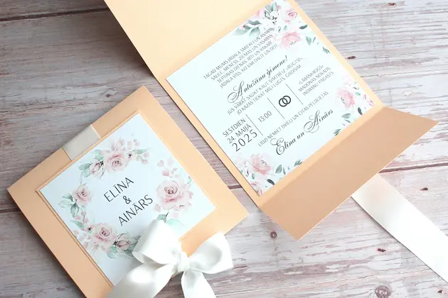 Maigs un romantisks kāzu ielūgums ar akvareļa ziedu ilustrācijām 
pasteļtoņos. Persiku krāsas aploksne harmoniski saskan ar ziedu 
motīviem, radot siltu, gaisīgu un elegantu noskaņu. Ielūguma dizainu 
papildina balta satīna lenta, kas piešķir greznu akcentu un svinīgu 
noslēgumu. Pārdomāts izkārtojums un kvalitatīvi materiāli padara šo 
ielūgumu par izsmalcinātu izvēli klasiskām, romantiskām vai dabas 
iedvesmotām kāzām.Dizainu katalogs: www.invite.lv. Pasūtīt iespējams pa tel.: 26162047, e-mail agnese@invite.lv. Kāzu ielūgumi,
Ielūgumi uz kāzām, Kāzu kartiņas, Kāzu ielūgumu dizains, Ekskluzīvi kāzu
ielūgumi, Pasūtīt kāzu ielūgumus, Kāzu ielūgumu druka, Kāzu ielūgumi ar
fotogrāfiju, Skaisti kāzu ielūgumi, Individuāli kāzu ielūgumi, Kur iegādāties
kāzu ielūgumus, Lēti kāzu ielūgumi, Teksts kāzu ielūgumiem, Kāzu ielūgumu
teksti, Dzimšanas dienas ielūgumi, Ielūgumi dzimšanas dienai, Jubilejas
ielūgumi, Ielūgumi jubilejai, Kāzu jubilejas ielūgumi, Ielūgumi kāzu jubilejai