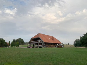 Kalna Raskumi, Gasthaus