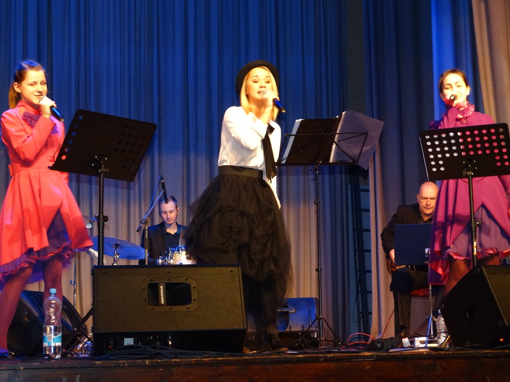 Koncertā dziedāja  Aija Andrejeva un ansambļa 
