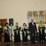Seniorus svētkos ar dziesmām sveica Kandavas kultūras nama jauktais vokālais ansamblis "Vīgriezes" ( vadītāja Dzintra Linde) 