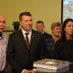 Grāmatas autoru Pēteri Apini ar grāmatas atvēršanu sveic Latvijas Valsts prezidents Raimonds Vējonis