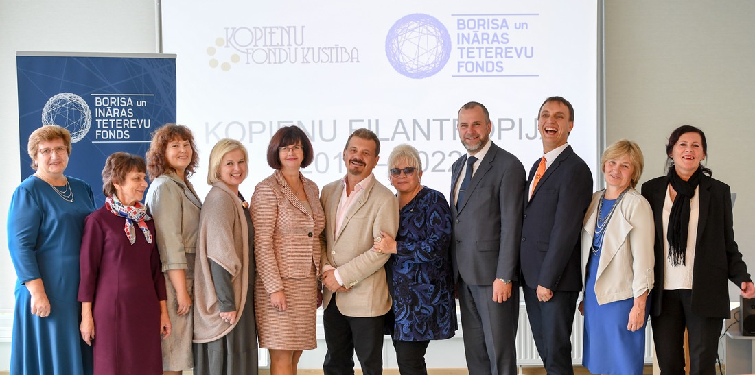 Latvijas kopienu fondu pārstāvji kopā ar Borisu un Ināru Tetereviem. Foto: Ilmārs Znotiņš