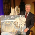 Latvijas Bērnu fonda vadītājs saņem dāvanu no Kandavas novada domes priekšsēdētāja