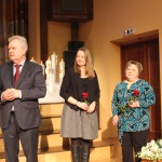 No kreisās: Latvijas Bērnu fonda vadītājs Andris Bērziņš ar palīdzēm Veroniku Ļemeševsku un Jeļenu Ņikonovu