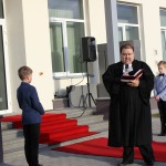 Skolas ēku iesvēta Kandavas ev. lut. baznīcas mācītājs Valdis Podziņš