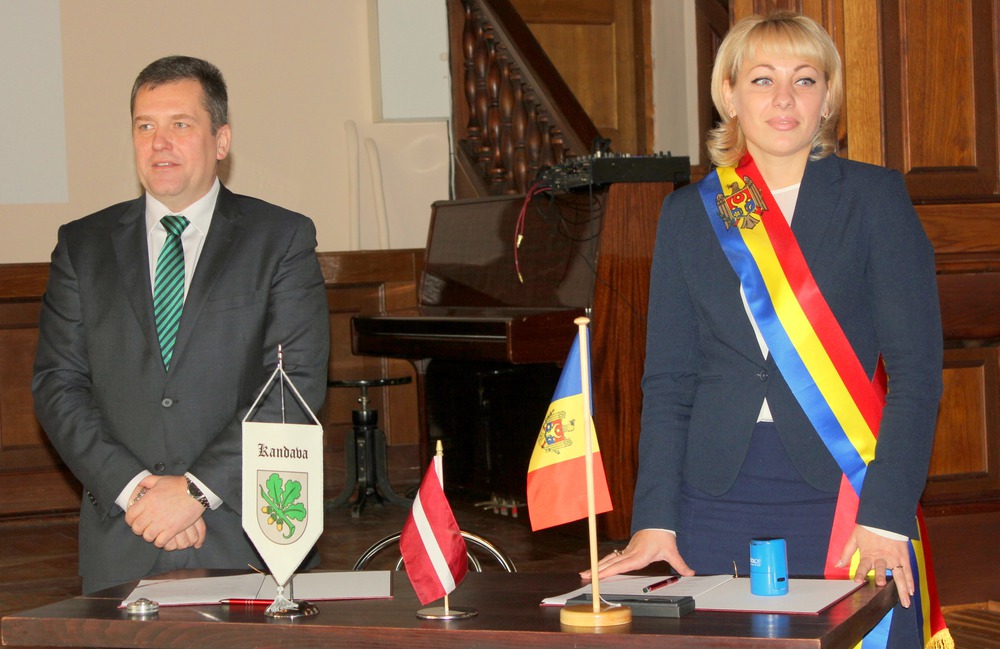 27. oktobrī tika parakstīts abpusējās sadarbības līgums starp Ghelauza, r-l Strășeni (Moldova) un Kandavas novada pašvaldību.