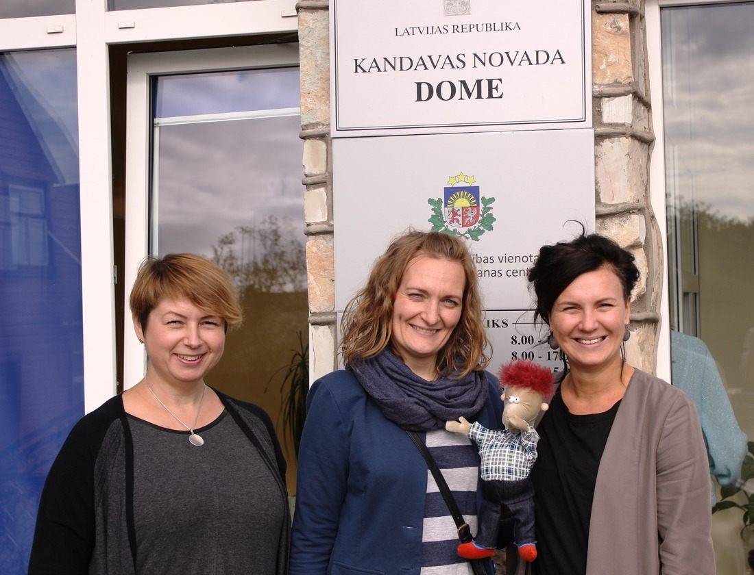 No kreisās: "Centra Dardedze" sociālā darbiniece Juta Bumbiere, valdes priekšsēdētāja Agnese Sladzevska un  projektu vadītāja Ilze Znotiņa