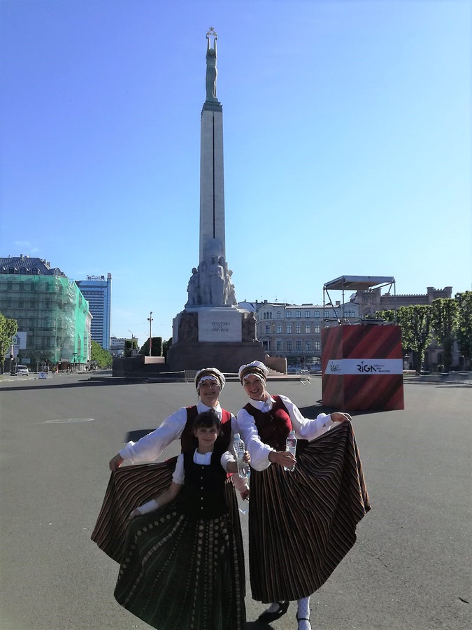 Zemītnieki pie Brīvības pieminekļa Rīgā