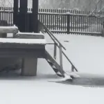 Pirtiņa ar dīķi ziemā