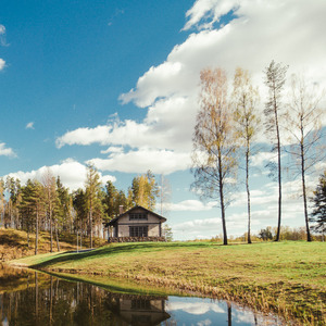 Lakstīgalu kalns, viesu māja