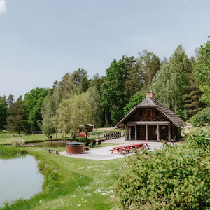 Lejasbisenieki, viesu nams