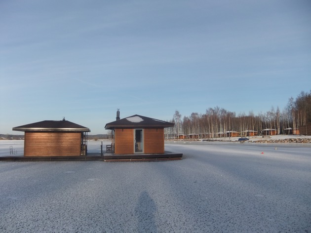 Pirtiņai blakus pasēdēšanas telpa ar kamīnu un stūra leti