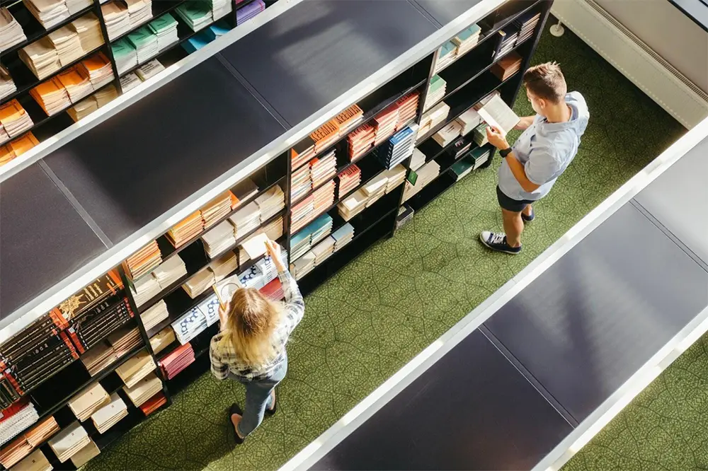 Cilvēki bibliotēkā