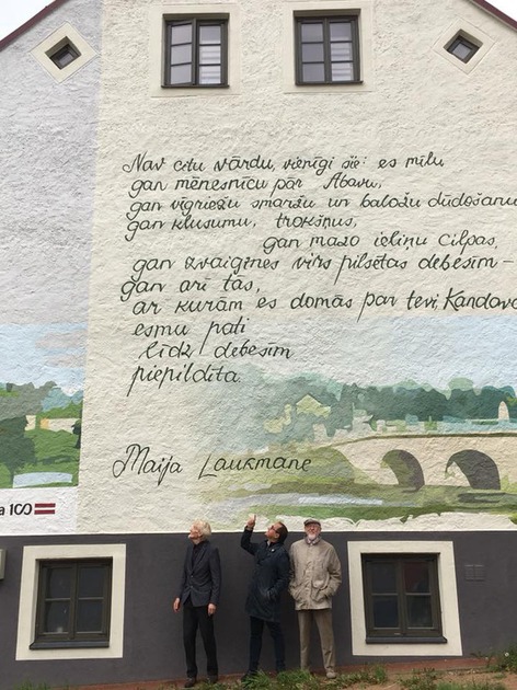 15.09.2019. dzejnieki: Uldis Auseklis, Guntars Račs un Knuts Skujenieks pie Maijas Laukmanes dzejas sienas.